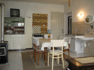 Obytná kuchyně je vybavena pro vaření a stolování 4 až 5 osob