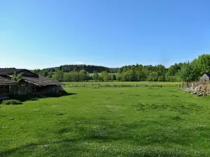 pastvina a výhled do krajiny od chaty