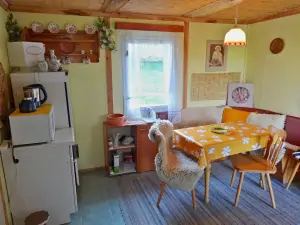 pokoj s kuchyňským a jídelním koutem