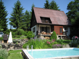 Na zahradě chaty je k dispozici bazén (5,5 x 3,6 x 1,3 m)