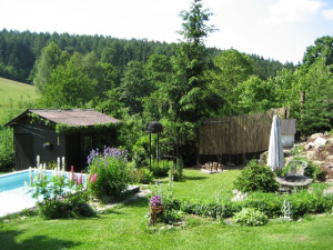 Ve spodní části zahrady se nachází zahradní sprcha a ruské kuželky