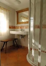 Koupelna se sprchovým koutem, umyvadlem a WC
