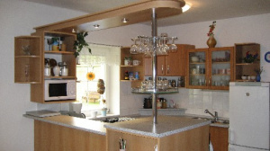 Kuchyňský kout je součástí prostorného obytného pokoje