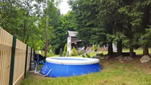 v létě je u chalupy Hrabětice připraven nadzemní kruhový bazén