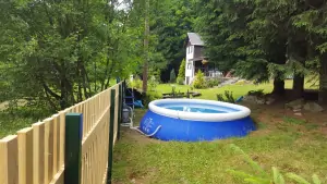 v létě je u chalupy Hrabětice připraven nadzemní kruhový bazén