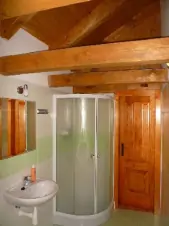 V domě se nachází 5 koupelen se sprchovým koutem, WC a umyvadlem