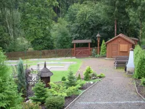 V dolní části zahrady se nachází minigolfové hřiště a zahradní chatka pro 4 osoby
