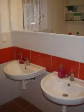 Koupelna je vybavena 2 umyvadly, sprchovým koutem a WC
