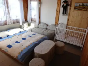 ložnice s dvojlůžkem a s dětskou postýlkou