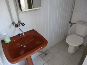 zahradní koupelna - umyvadlo a WC