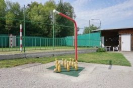 ruské kuželky a&nbsp;hřiště