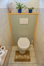 koupelna se sprchovým koutem, umyvadlem a WC
