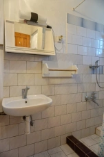 koupelna se sprchovým koutem, umyvadlem a WC