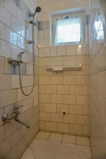 koupelna se sprchovým koutem, umyvadlem a WC