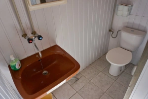 zahradní koupelna - umyvadlo a WC