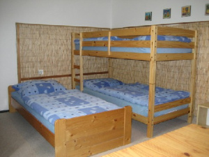 Ložnice s lůžkem a patrovou postelí