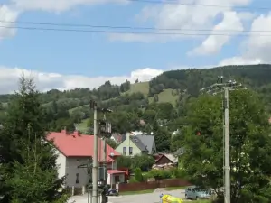 Výhled z okna k lyžařskému středisku Černý Důl