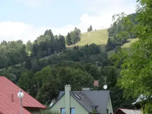 Výhled z okna k lyžařskému středisku Černý Důl