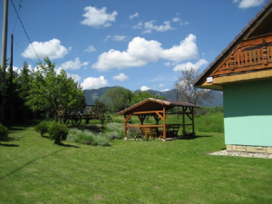 Chata Bobrovec se nachází na kraji podhorské obce