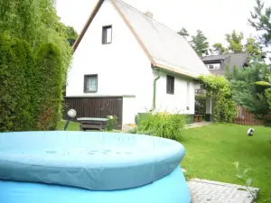 V létě je k dispozici zahradní bazén