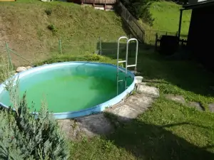 za chalupou je k dispozici bazén (průměr 3 m) - (fotografie byla pořízena po ukončení sezóny, kdy již nebyla zcela čístá voda)