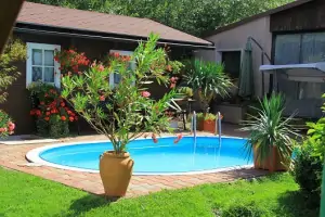 na zahradě je k dispozici zapuštěný bazén (5 x 3 m)