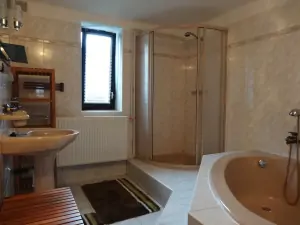 přízemí - koupelna se sprchovým koutem, vanou a umyvadlem