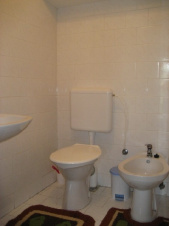 V 1. patře je k dispozici samostatné WC s bidetem a umyvadlem
