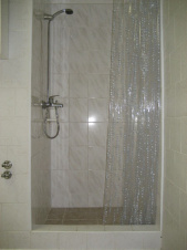 Koupelna v přízemí je vybavena sprchovým koutem a umyvadlem