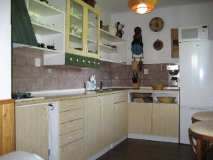 Kuchyňský kout v přízemí je od obytné místnosti opticky oddělen