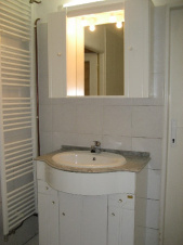 Koupelna ve sníženém přízemí je vybavena sprchovým koutem, WC a umyvadlem