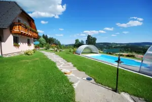 Před domem je k dispozici bazén (9 x 4 x 1,5 m)