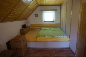 podkrovní ložnice s trojlůžkem