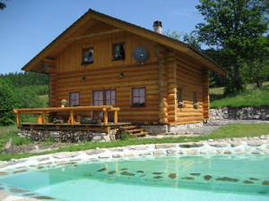 U chaty je k dispozici uměle vytvořené jezírko (bazén) (11 m x 8 m x 1,8 - 0,5 m)