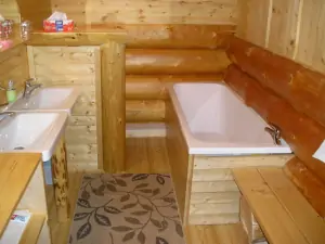 Koupelna v podkroví je vybavena sprchovým koutem, vanou, WC a 2 umyvadly
