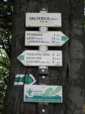 Okolím chaty Valteřice vedou turistické stezky