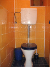 Koupelna je vybavena sprchovým koutem, WC, bidetem a umyvadlem