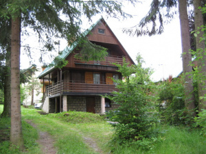 Chata Jedovnice se nachází v chatové osadě nedaleko rekreačního rybníka Olšovec