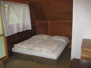 Podkrovní ložnice se 2 lůžky a rozkládacím gaučem pro 1 osobu