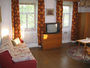Obytná ložnice s dvojlůžkem, 2 křesly, TV a rozkl. gaučem pro 1 osobu