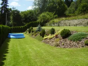 v zadní části zahrady se nachází bazén (průměr 3 m)