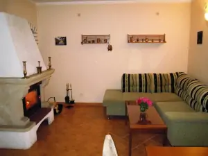 krb a gauč v obytném pokoji