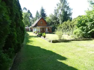 chata se nachází v atraktivní lokalitě v těsné blízkosti parku se Schwarzenberskou hrobkou