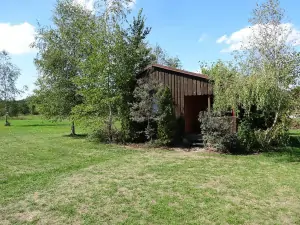 chatka Roudná se nachází na louce na kraji obce nedaleko řeky Lužnice