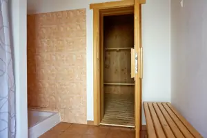 v přístavku chalupy je umístěna sauna