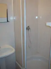 Koupelna se sprchovým koutem a umyvadlem