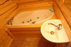 Koupelna v podkroví je vybavena vířivou vanou a umyvadlem