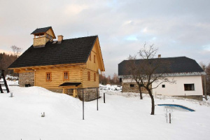 Zima u chalupy Velké Hamry; nejbližší lyžařské vleky se nacházejí v Zásadě (3 km)