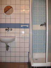 Koupelna se sprchovým, WC a umyvadlem