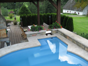 Hned vedle terasy s venkovním posezením se nachází bazén (průměr 3,6, hloubka 1,2 m)